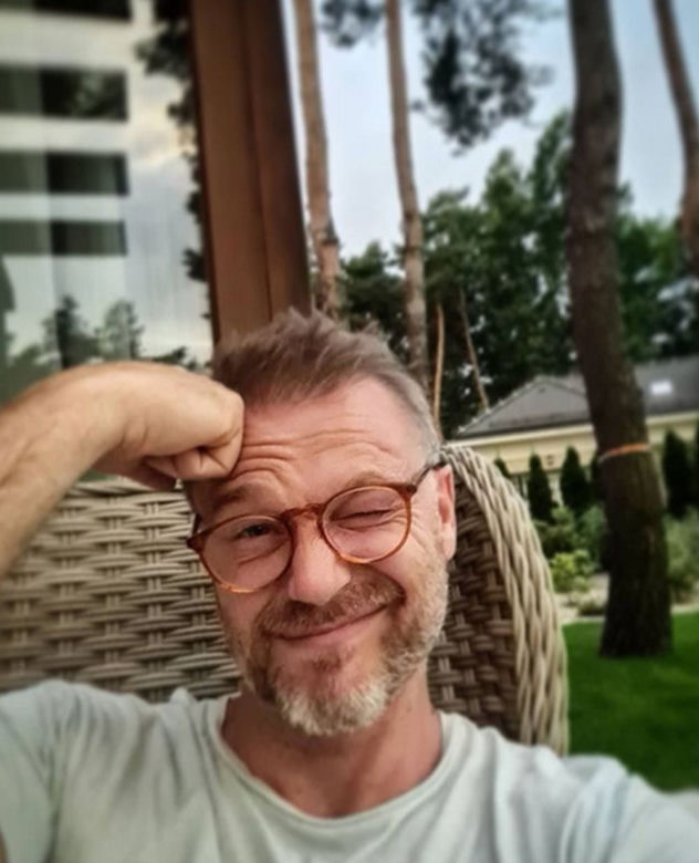 Krystian Wieczorek (Budzyński z M jak miłość) przed domem w Białobrzegach