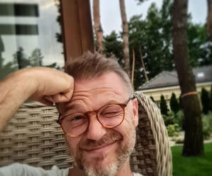 Krystian Wieczorek (Budzyński z M jak miłość) przed domem w Białobrzegach