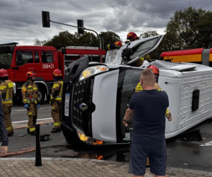 Wypadek na Pradze-Południe. Po zderzeniu z osobówką bus przewrócił się na bok
