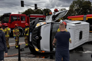 Poważny wypadek w Warszawie. Bus przewrócił się na bok. Jest ranny [ZDJĘCIA]