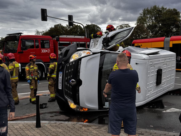 Poważny wypadek w Warszawie. Bus przewrócił się na bok. Jest ranny [ZDJĘCIA]