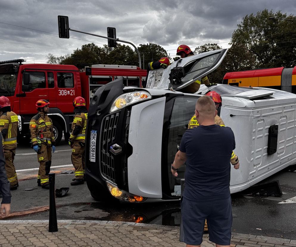 Wypadek na Pradze-Południe. Po zderzeniu z osobówką bus przewrócił się na bok