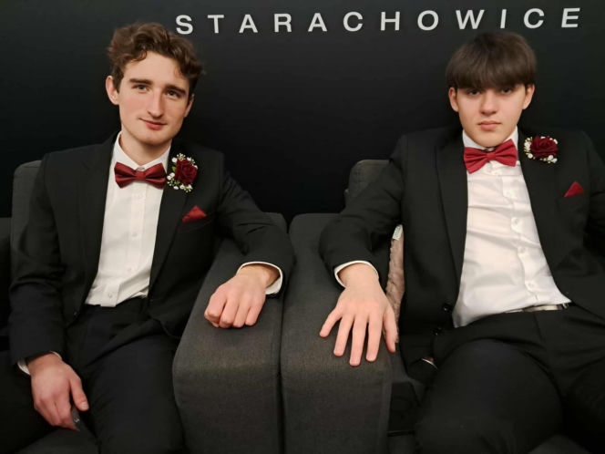 Tak bawili się maturzyści na studniówce skarżyskiego "Erbla". Kreacje jak z czerwonego dywanu