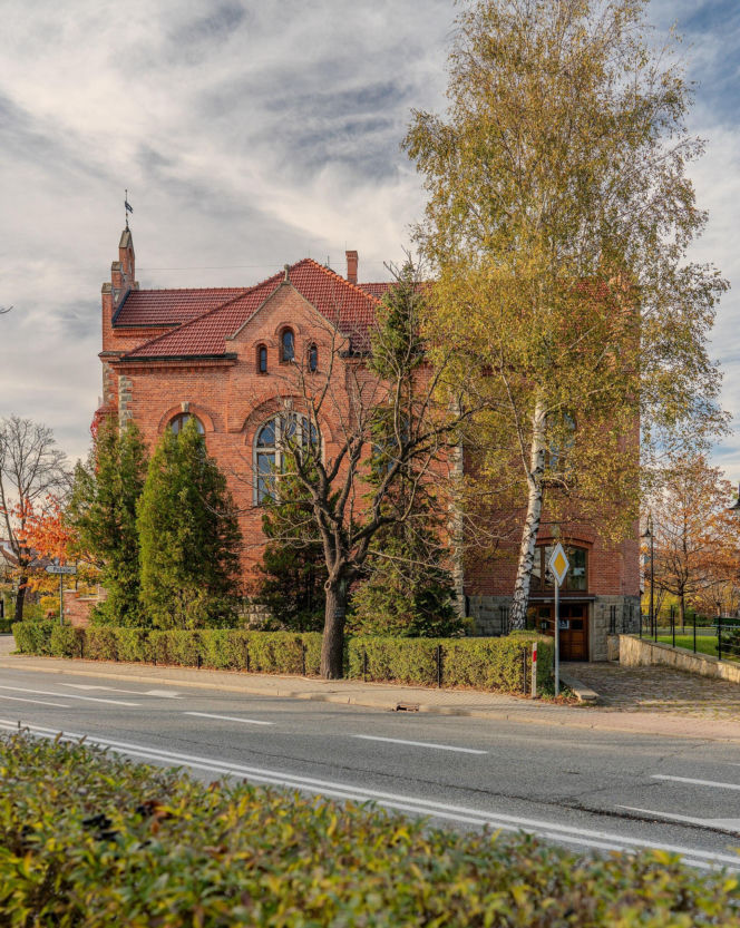 To miasto ma jeden z najpiękniejszych ratuszy w Małopolsce. Jego mieszkańcy od wieków są znani z wielkiej pobożności
