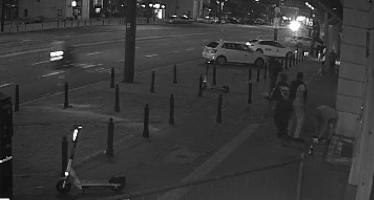Brutalny atak nożownika w centrum Warszawy. Policja szuka sprawcy, udostępniła drastyczne nagranie