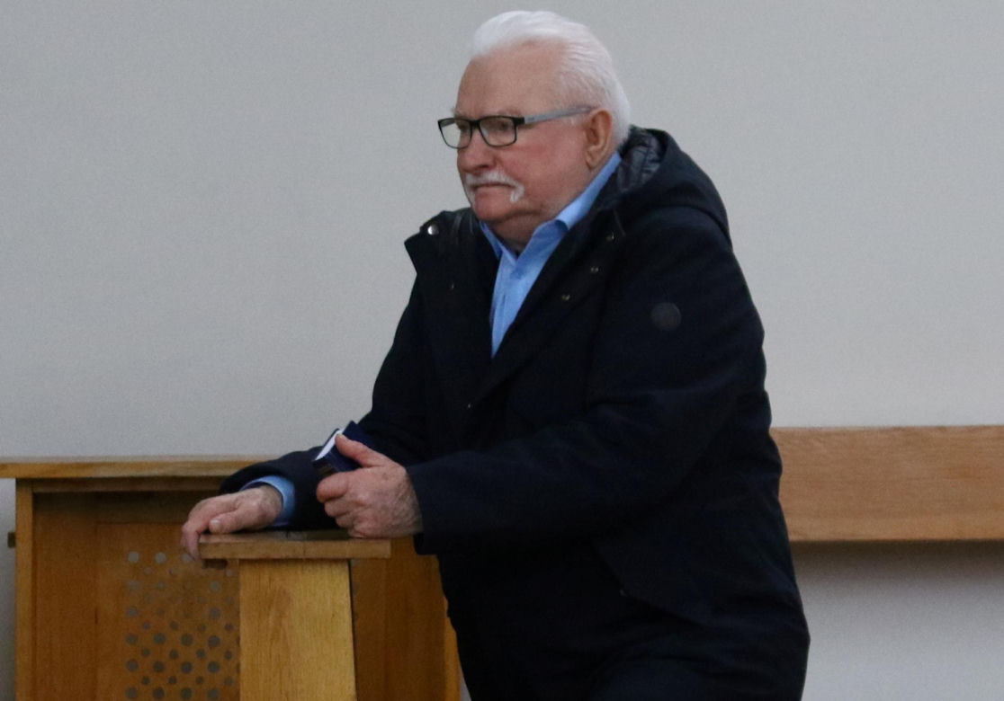 Lech Wałęsa zupełnie sam w pustym kościele. Pojechał się pomodlić tuż przed świętami