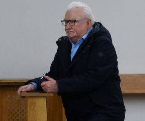 Lech Wałęsa zupełnie sam w pustym kościele. Pojechał się pomodlić tuż przed świętami
