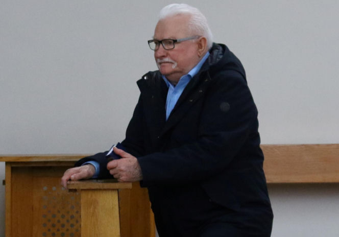 Lech Wałęsa zupełnie sam w pustym kościele. Pojechał się pomodlić tuż przed świętami