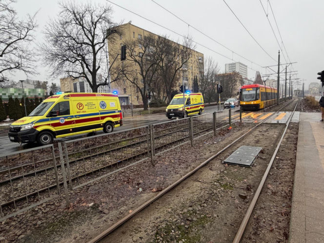 Pasażer zmarł w tramwaju na Ochocie. Na miejscu pracowały służby