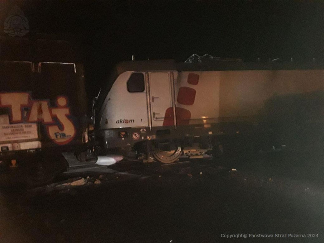 Łódź. Wypadek na przejeździe kolejowym. Tir zderzył się z pociągiem towarowym [ZDJĘCIA].