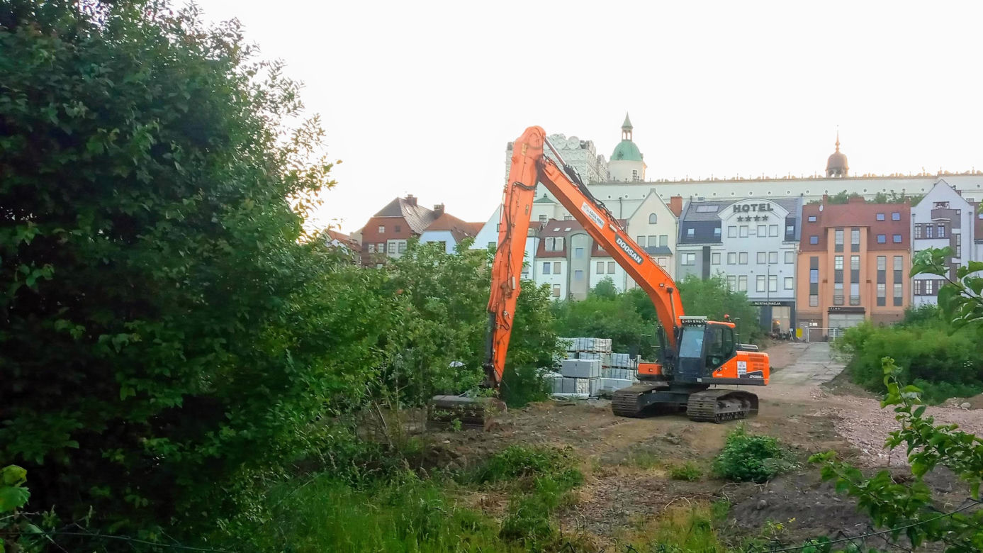 Szczecin: Od lat zarastała chaszczami. Pusta działka na Podzamczu przestanie straszyć?