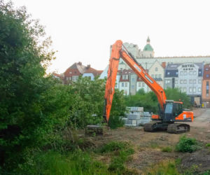 Szczecin: Od lat zarastała chaszczami. Pusta działka na Podzamczu przestanie straszyć?