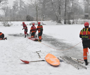 Gdy załamie się lód. Co robić, by uratować siebie lub kogoś, gdy wpadnie do wody?