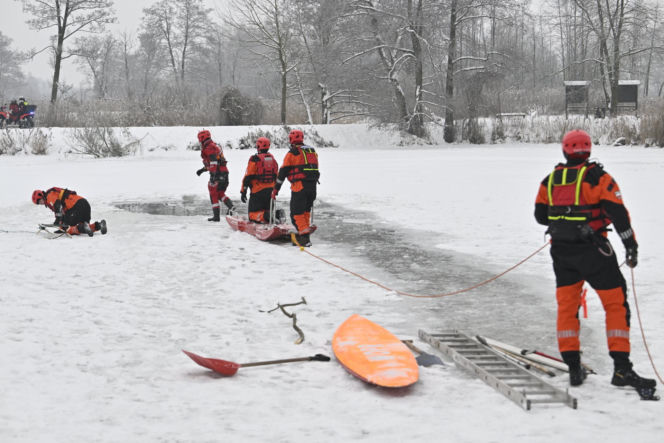 Gdy załamie się lód. Co robić, by uratować siebie lub kogoś, gdy wpadnie do wody?