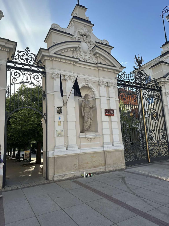 Uniwersytet Warszawski w żałobie. Przed budynkiem wystawiono zdjęcie zabitej 53-latki