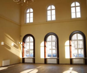 Zabytkowy dworzec w Brzegu po remoncie 