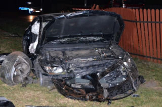 Tragedia pod Wyszkowem. Roztrzaskał się oplem o ogrodzenie. 24-latek walczy o życie