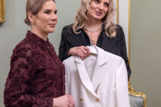 Fundacja Wstawaj Alicja - ruszyła licytacja białej sukienki Pierwszej Damy