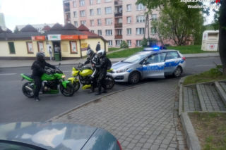 Zaryzykowali i zatrzymali kierowcę stwarzającego zagrożenie. Obywatelska postawa motocyklistów