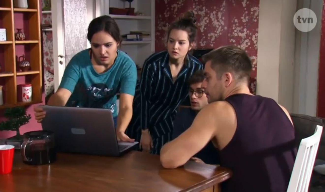 Na Wspólnej, odcinek 3011: Agata (Aleksandra Radwan), Kasia (Julisa Chatys), Bruno (Dawid Czupryński)
