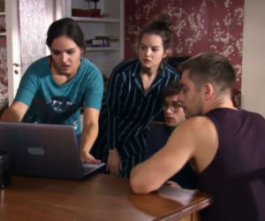 Na Wspólnej, odcinek 3011: Agata (Aleksandra Radwan), Kasia (Julisa Chatys), Bruno (Dawid Czupryński)