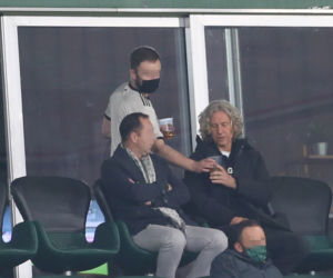 Dariusz Mioduski bez maseczki na meczu