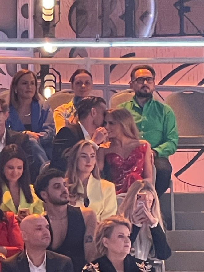 Tak Kaczorowska i Rogacewicz zachowywali się na ramówce TVP. Najpierw obejmował, a potem nurkował pod krzesło!