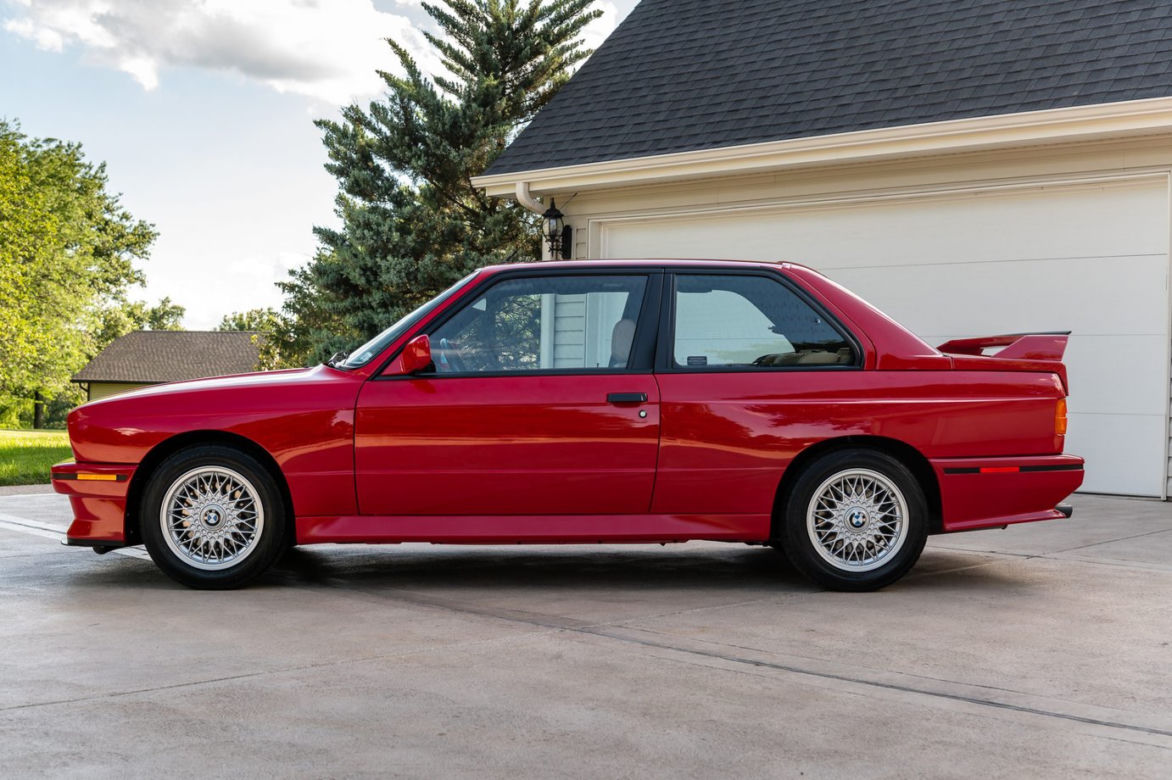 BMW E30 M3 wystawione na sprzedaż za prawie milion złotych