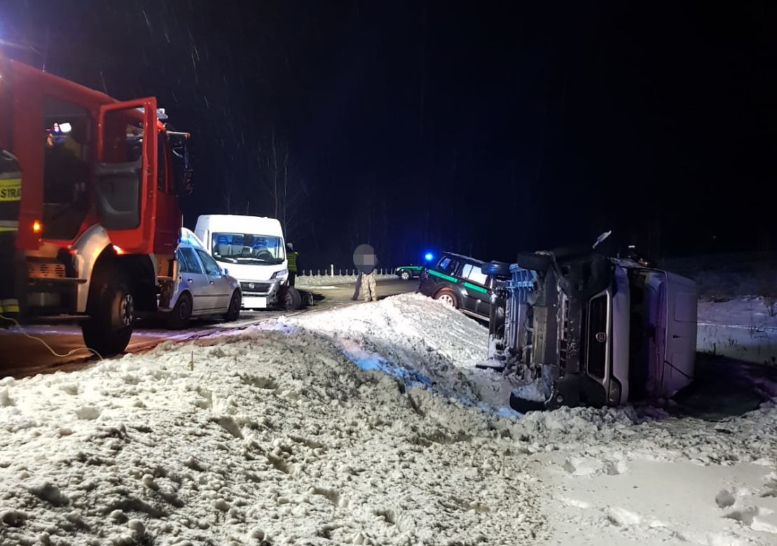 Przemytnicy staranowali blokadę. Funkcjonariusz podlaskiej SG został ciężko ranny. Jeden z uciekinierów usłyszał zarzuty usiłowania