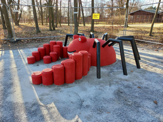 Statek w naprawie, pająk już jest. Trwa modernizacja placu zabaw w Parku Tysiąclecia w Lesznie