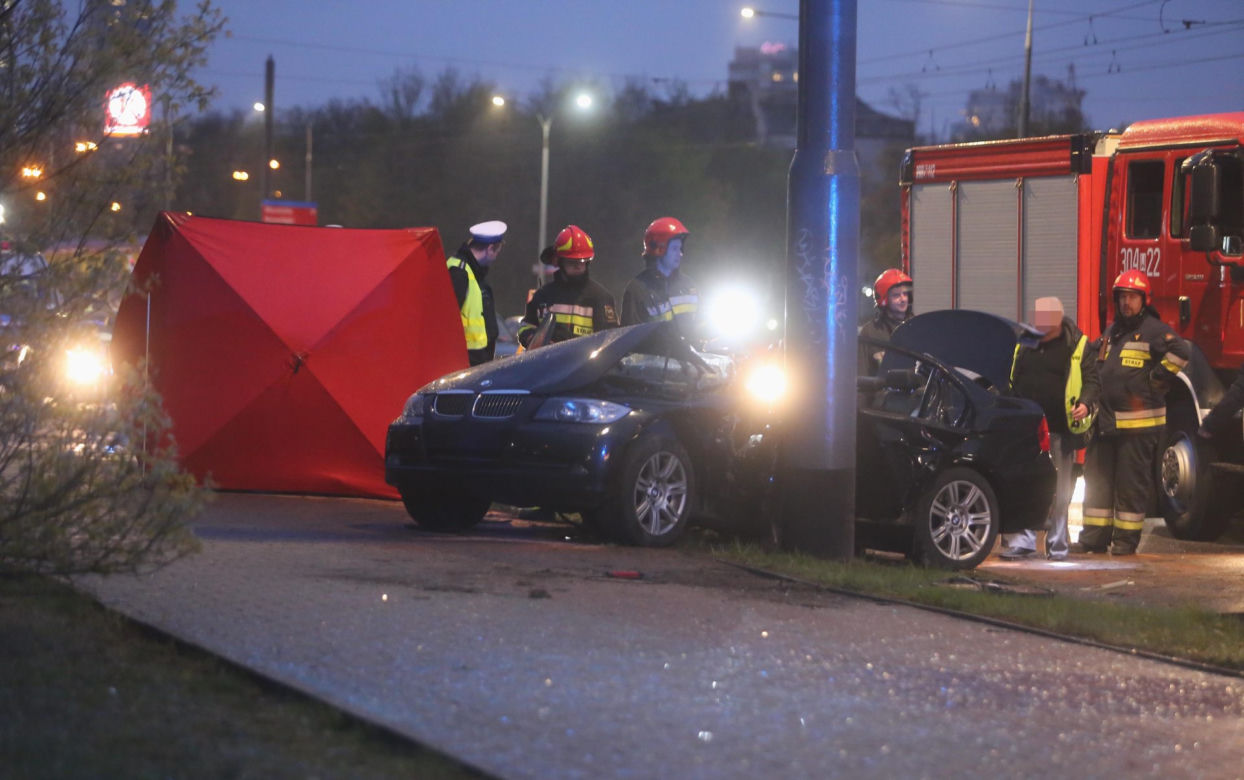 Kobieta w BMW rozbiła się na słupie