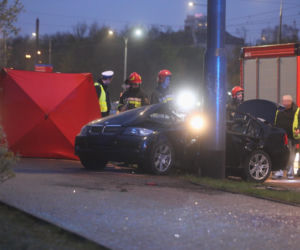 Kobieta w BMW rozbiła się na słupie