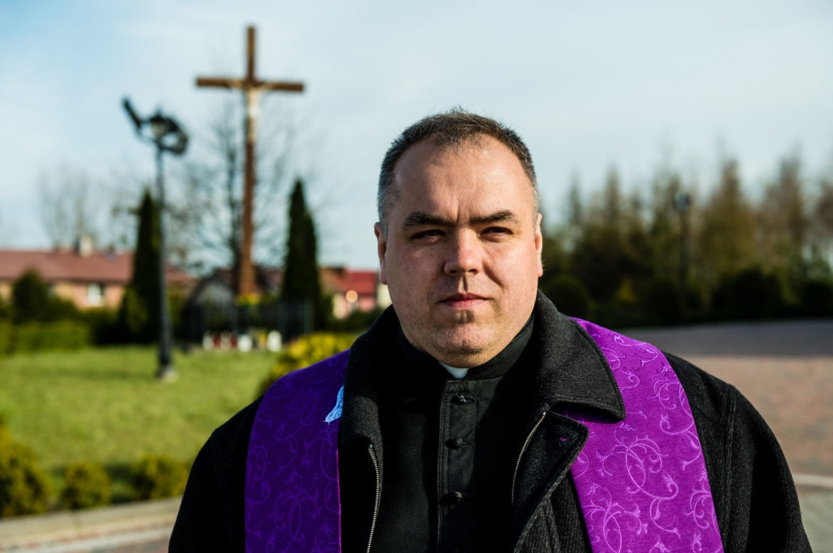 Ksiądz spowiada, spacerując [ZOBACZ ZDJĘCIA]