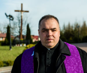 Ksiądz spowiada, spacerując [ZOBACZ ZDJĘCIA]