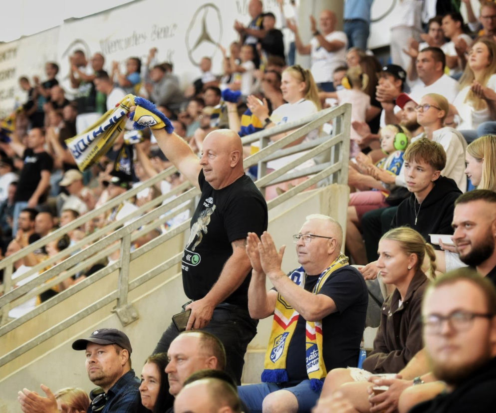 Kibice Apatora Toruń dopingują swoją drużynę na Motoarenie. O meczu ze Spartą Wrocław przeczytasz na SE.