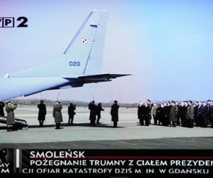 Pożegnanie ciała Lecha Kaczyńskiego na lotnisku w Smoleńsku 