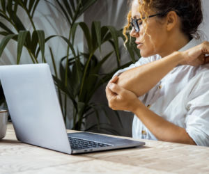 Prawie 60 proc. Polaków skarży się na ten ból. Kluczem nie są leki, a prosty trik z biurkiem