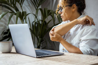 Prawie 60 proc. Polaków skarży się na ten ból. Kluczem nie są leki, a prosty trik z biurkiem