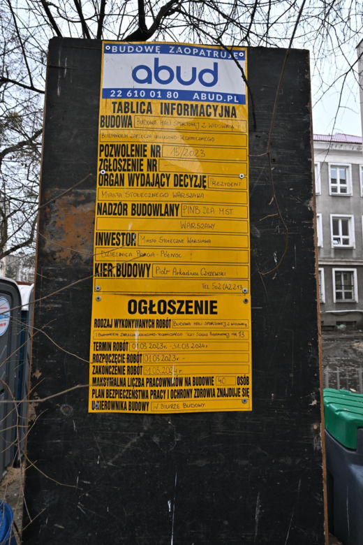 Absurd roku w Warszawie? Postawili płot tuż przy elewacji budynku. "Tak musiało być" 
