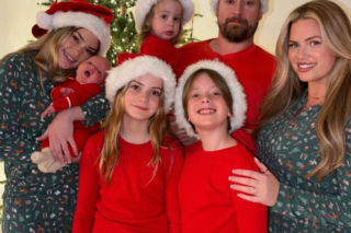 Ma 38 lat i jest babcią. Ludzie myślą, że jest siostrą bliźniaczką swojej córki!