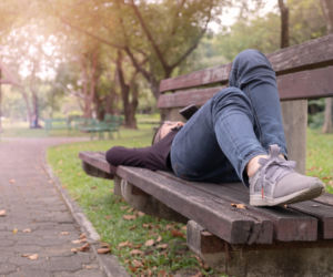 Kompletnie pijana 13-latka leża na ławce w parku. Tak świętowała dzień kobiet