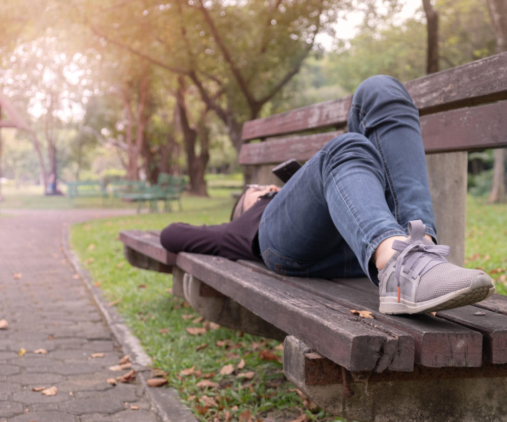 Pijana w sztok 13-latka leżała na ławce w parku. Tak świętowała dzień kobiet