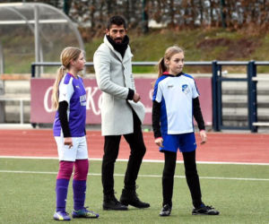 Kerem Demirbay sędziuje mecz dziewcząt