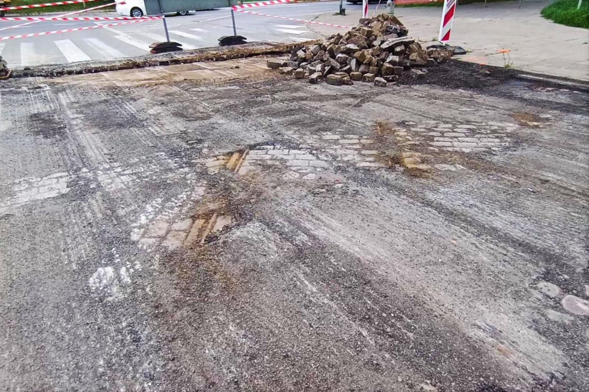Przedwojenne torowisko tramwajowe na ul. Emilii Plater