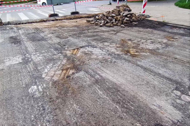 Przedwojenne torowisko tramwajowe na ul. Emilii Plater