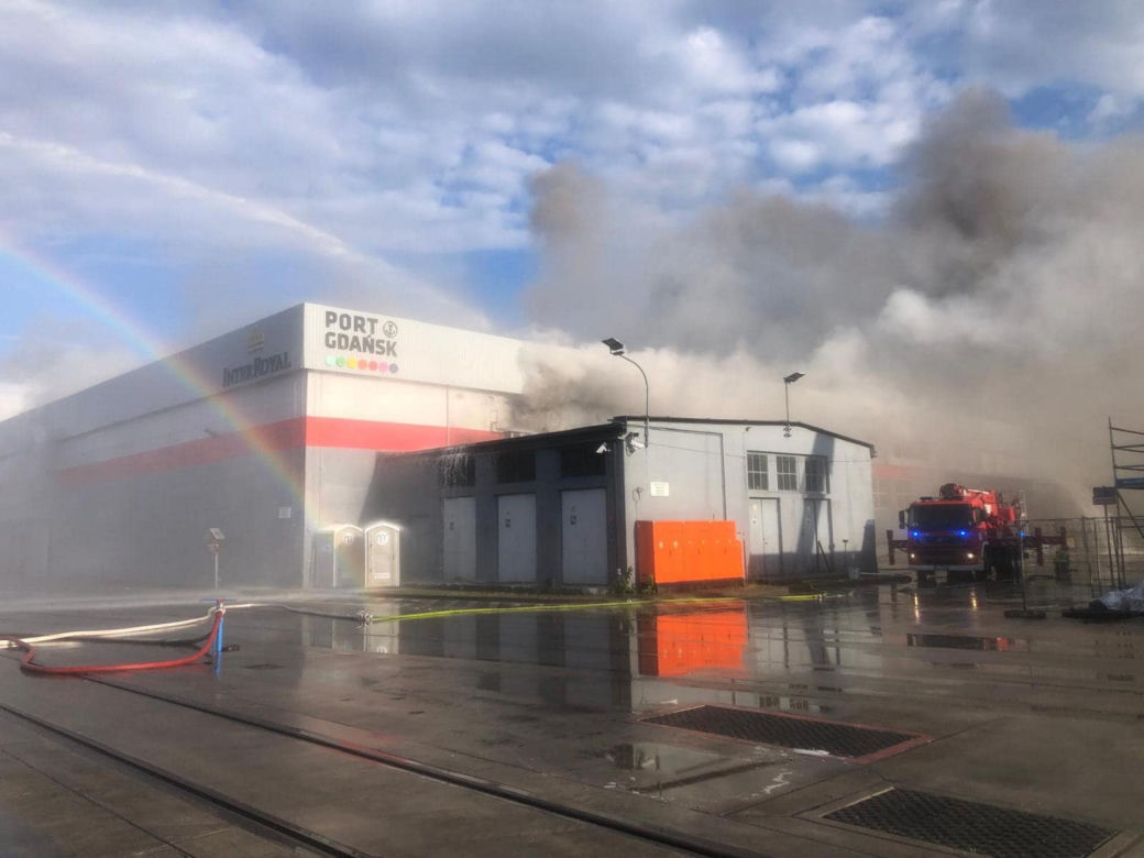 Pożar na terenie Portu Gdańsk. Kłęby dymu widać z wielu kilometrów