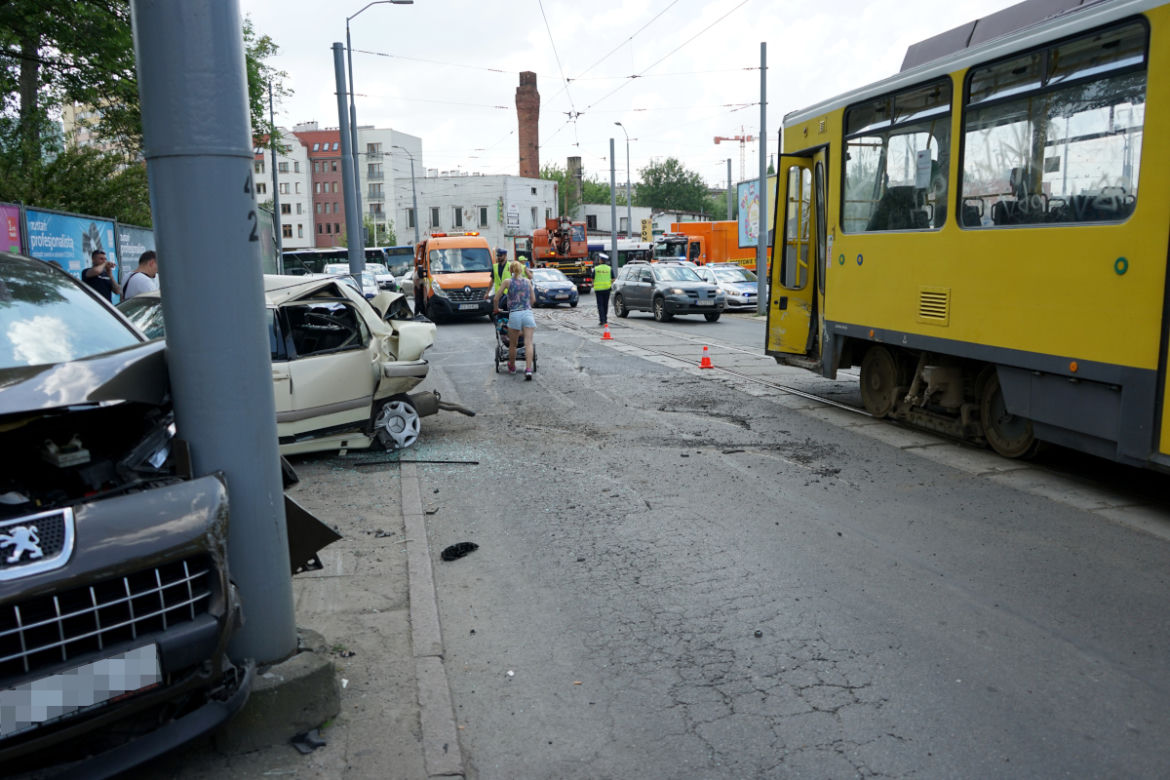 Tramwaj wykoleił się i zmiażdżył zaparkowane samochody
