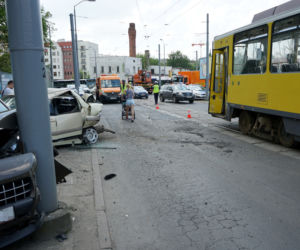 Tramwaj wykoleił się i zmiażdżył zaparkowane samochody