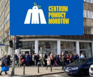 Centrum Pomocy Puławska 20. Uchodźcy czekają godzinami przed sklepem z darmowymi produktami