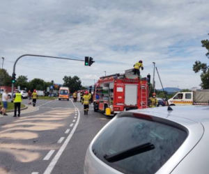 Wypadek w Nowy Sączu. Matka z dzieckiem jechała karetką do szpitala. Ambulans zderzył się z osobówką